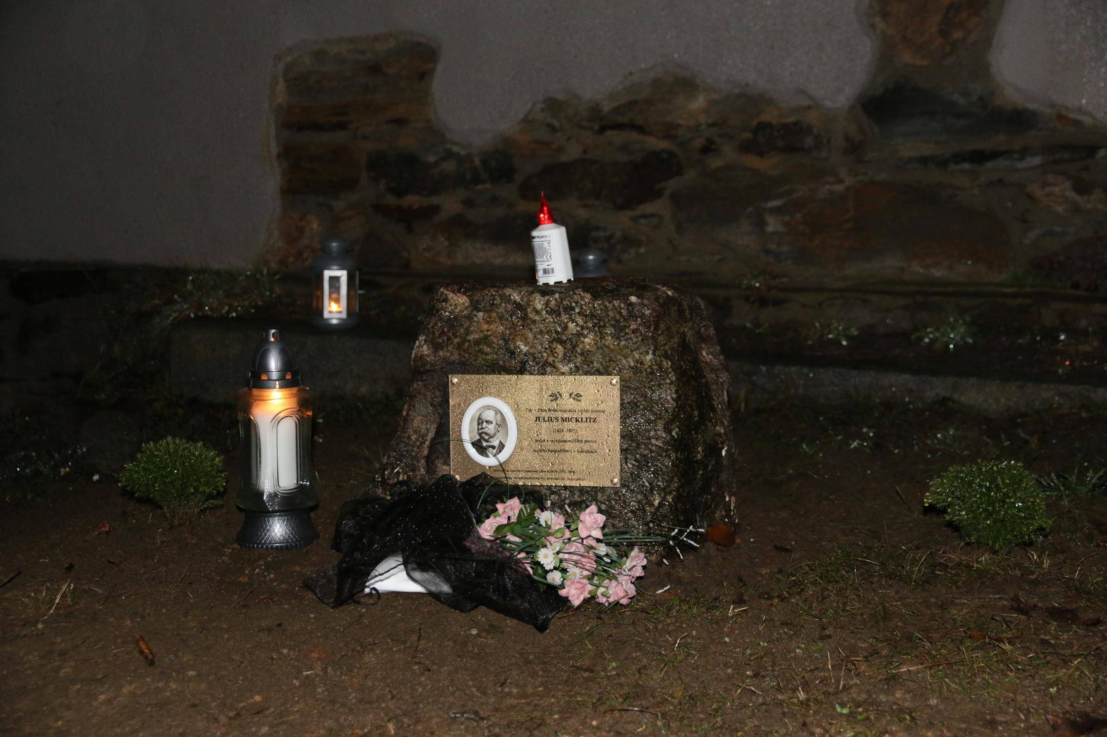 Pomník vrchnímu lesmistru Micklitzovi slavnostně odhalen
