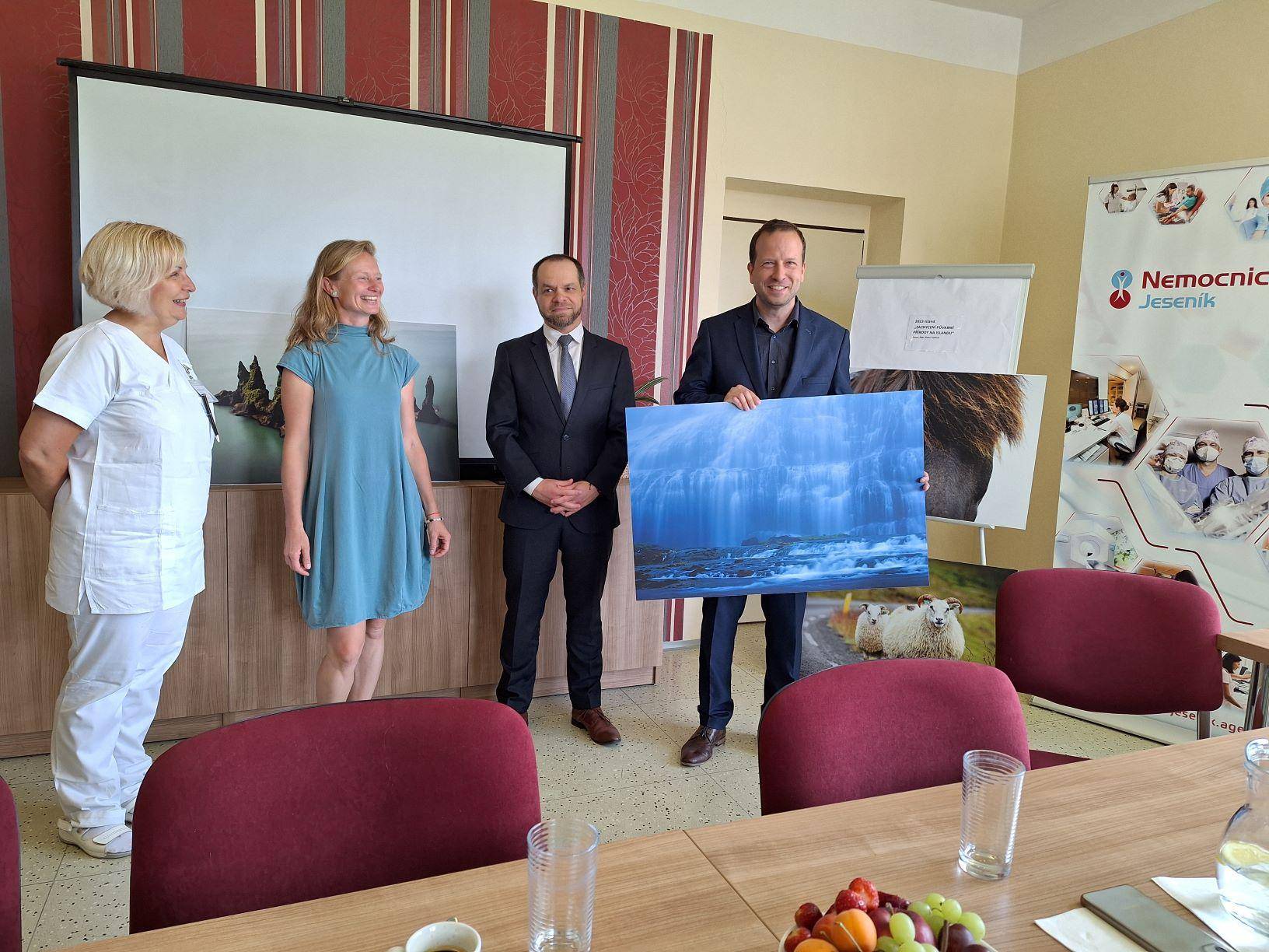 Fotografie z výstavy ISLAND Vlastivědného muzea Jesenicka byly podle hlasování návštěvníků darovány Nemocnici AGEL Jeseník.