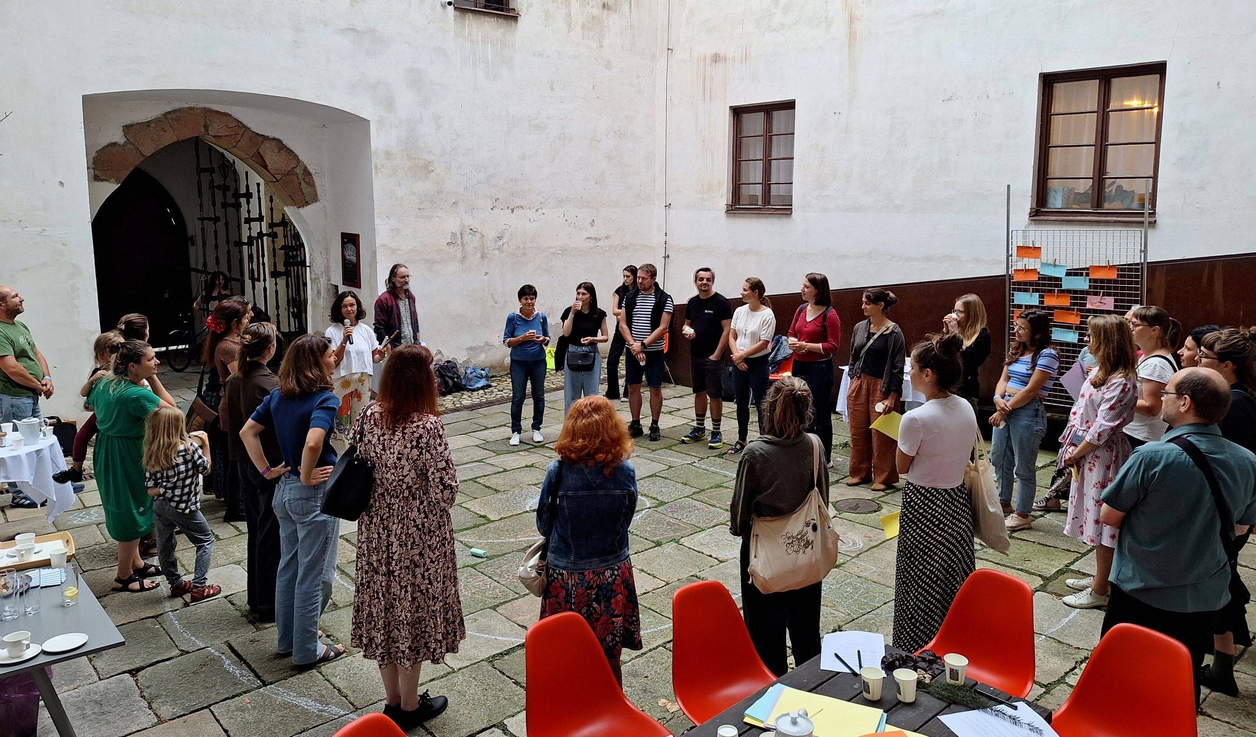 Witches on the Run: Courtyard Convos ve Vodní tvrzi