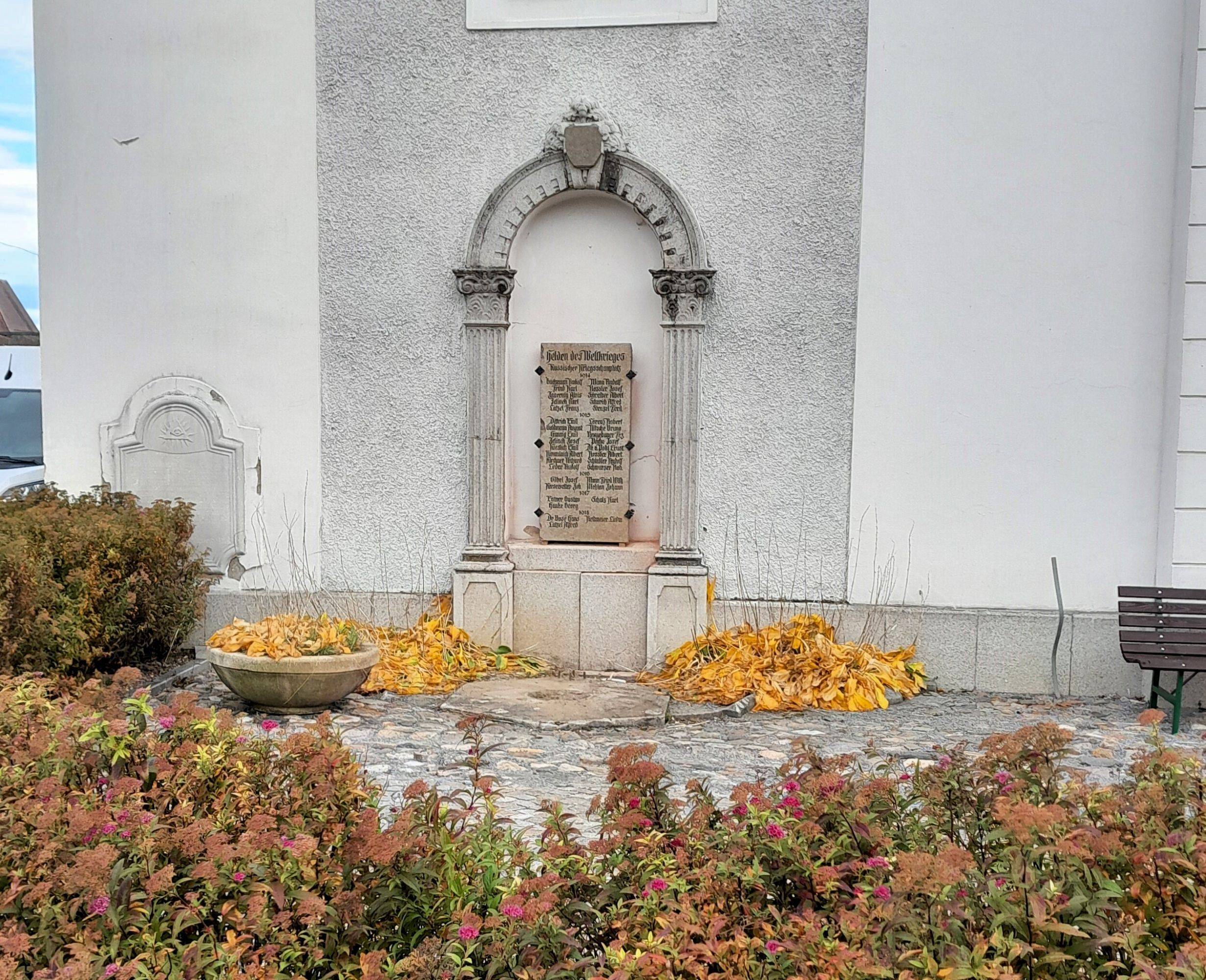 Javornický pomník obětem Velké války opět na svém původním místě