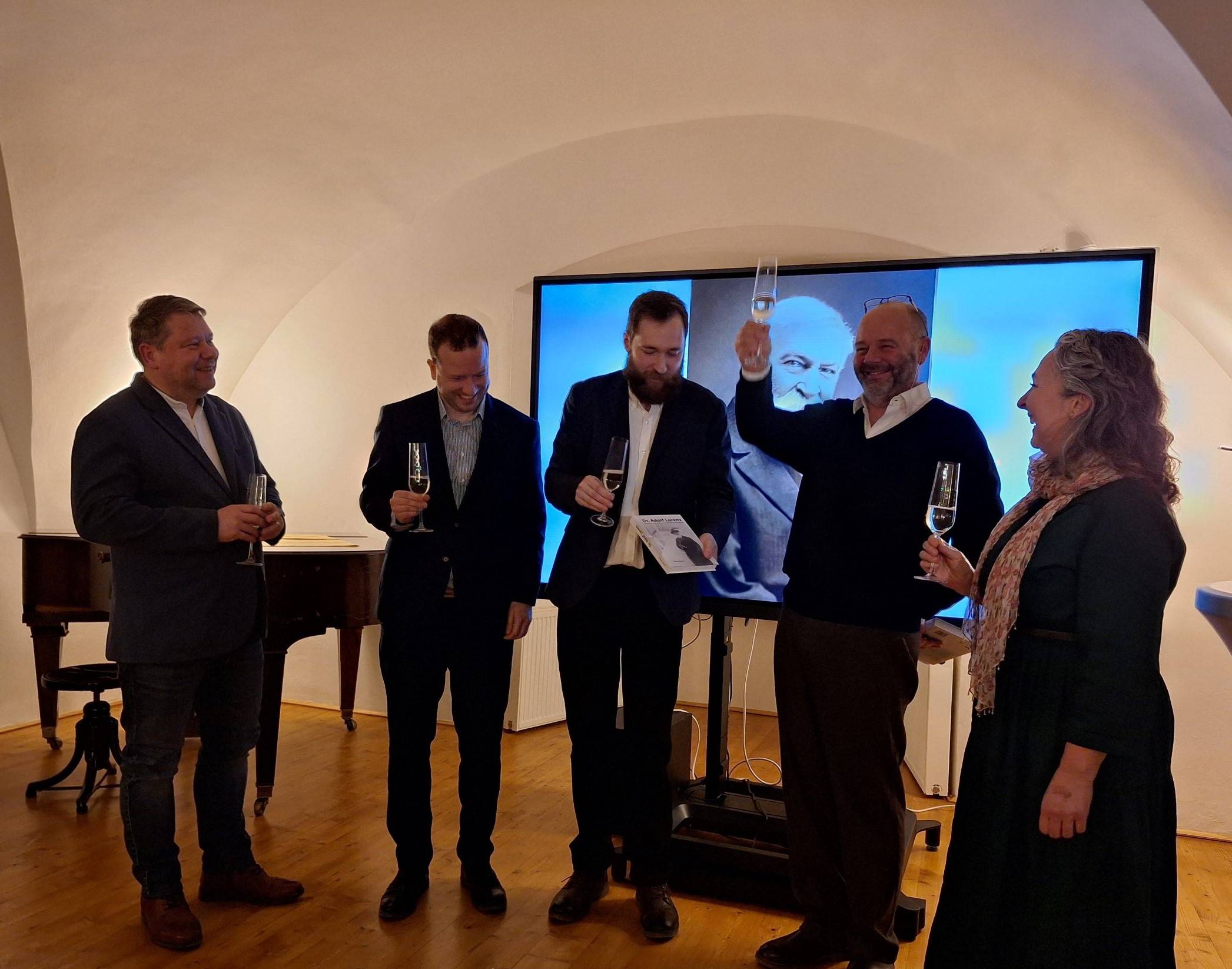 Kniha o dr. Adolfu Lorenzovi slavnostně představena veřejnosti