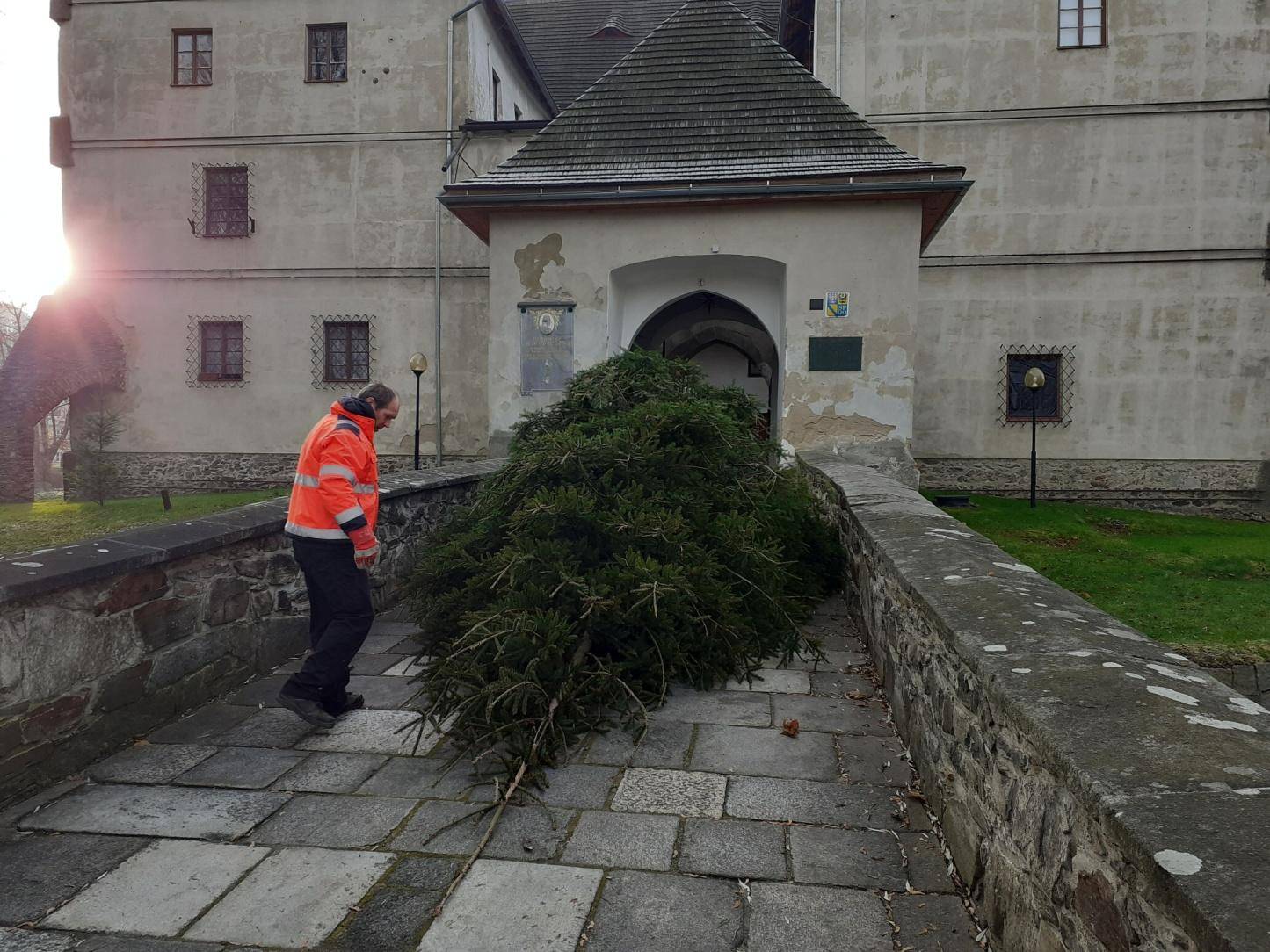 Za pomoc s instalací stromu pro nádvoří Vodní tvrze děkujeme zaměstnancům OÚ Bělá pod Pradědem