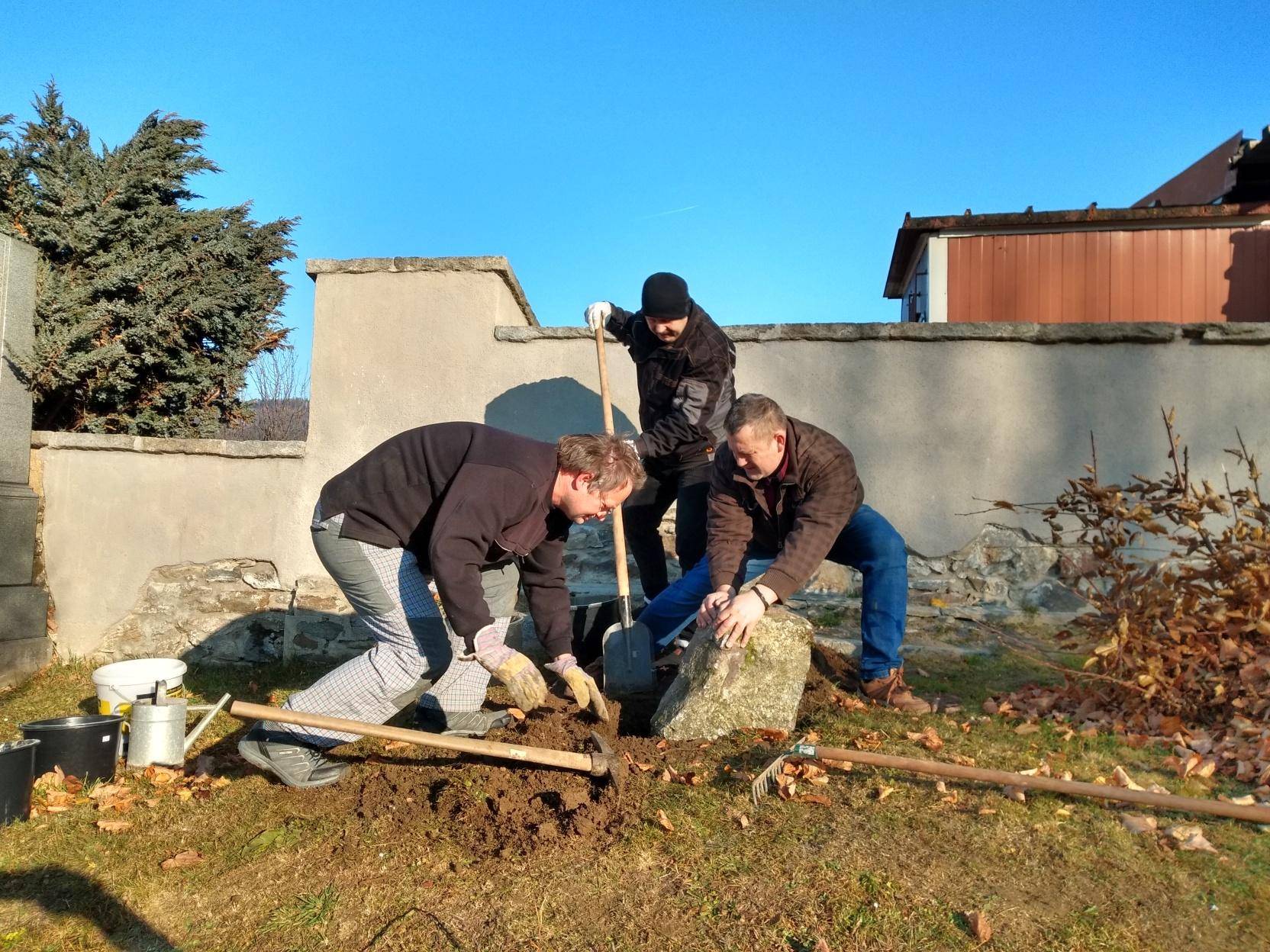 Tým pracovníků VMJ (Miroslav Osmančík, Milan Rychlý Martin Hanáček) umísťuje pamětní kámen.