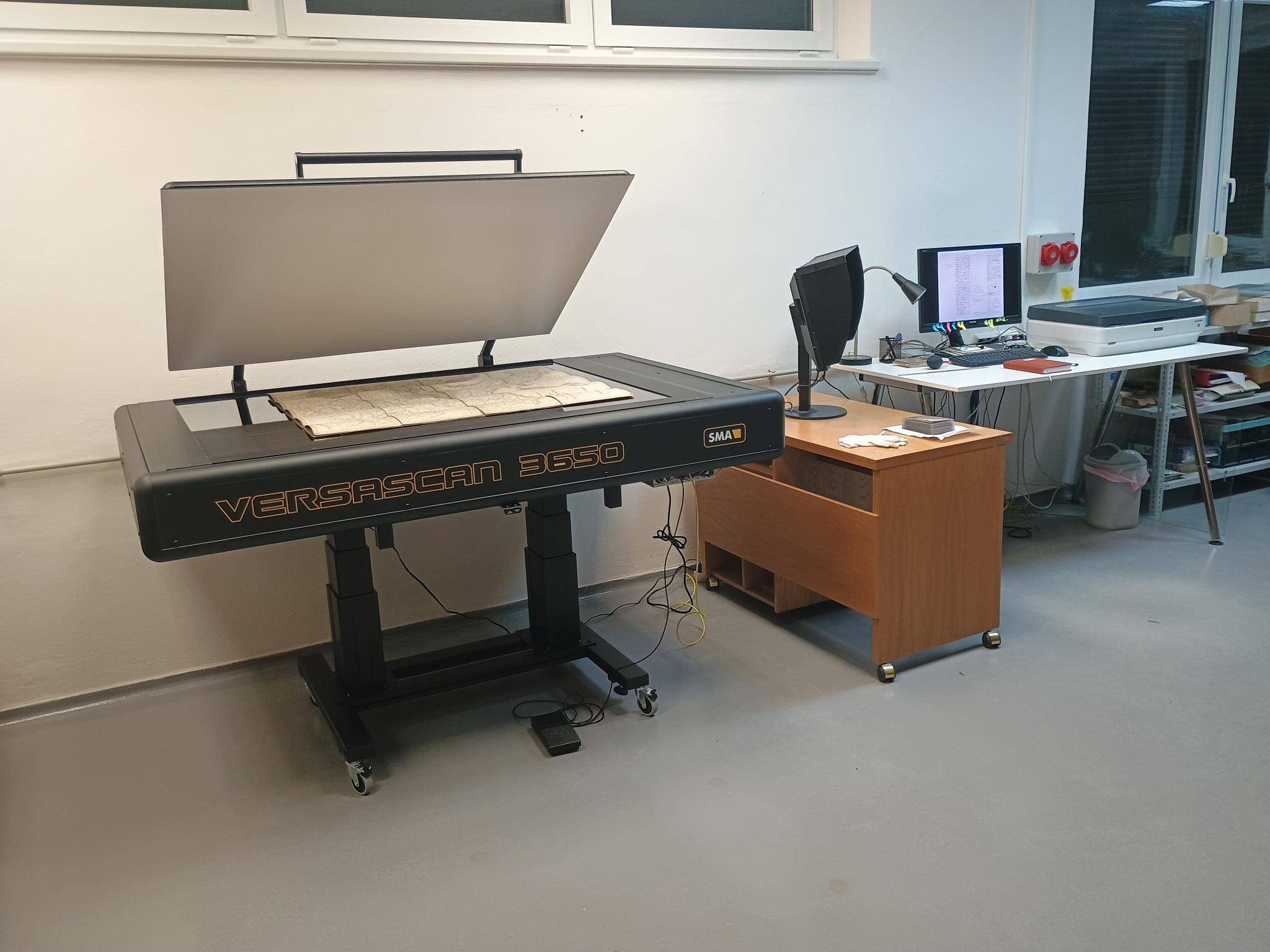 Velkoformátový skener VERSASCAN s přítlačným víkem.