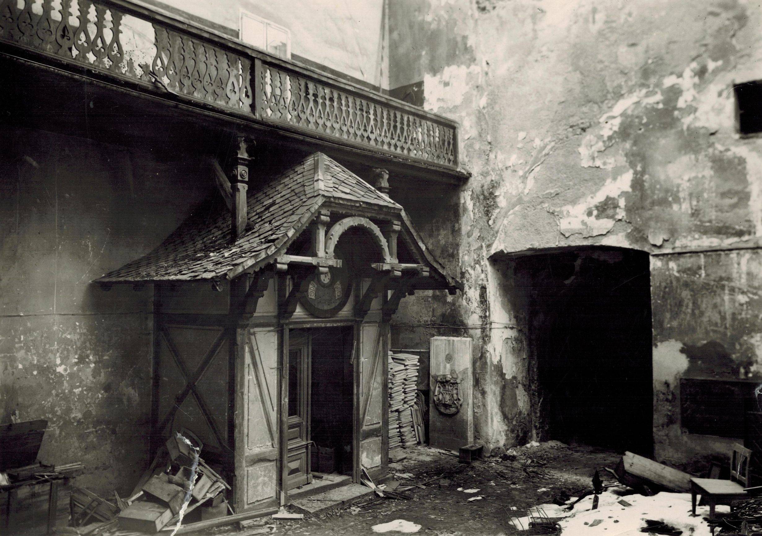 Nádvoří Vodní tvrze v roce 1951.