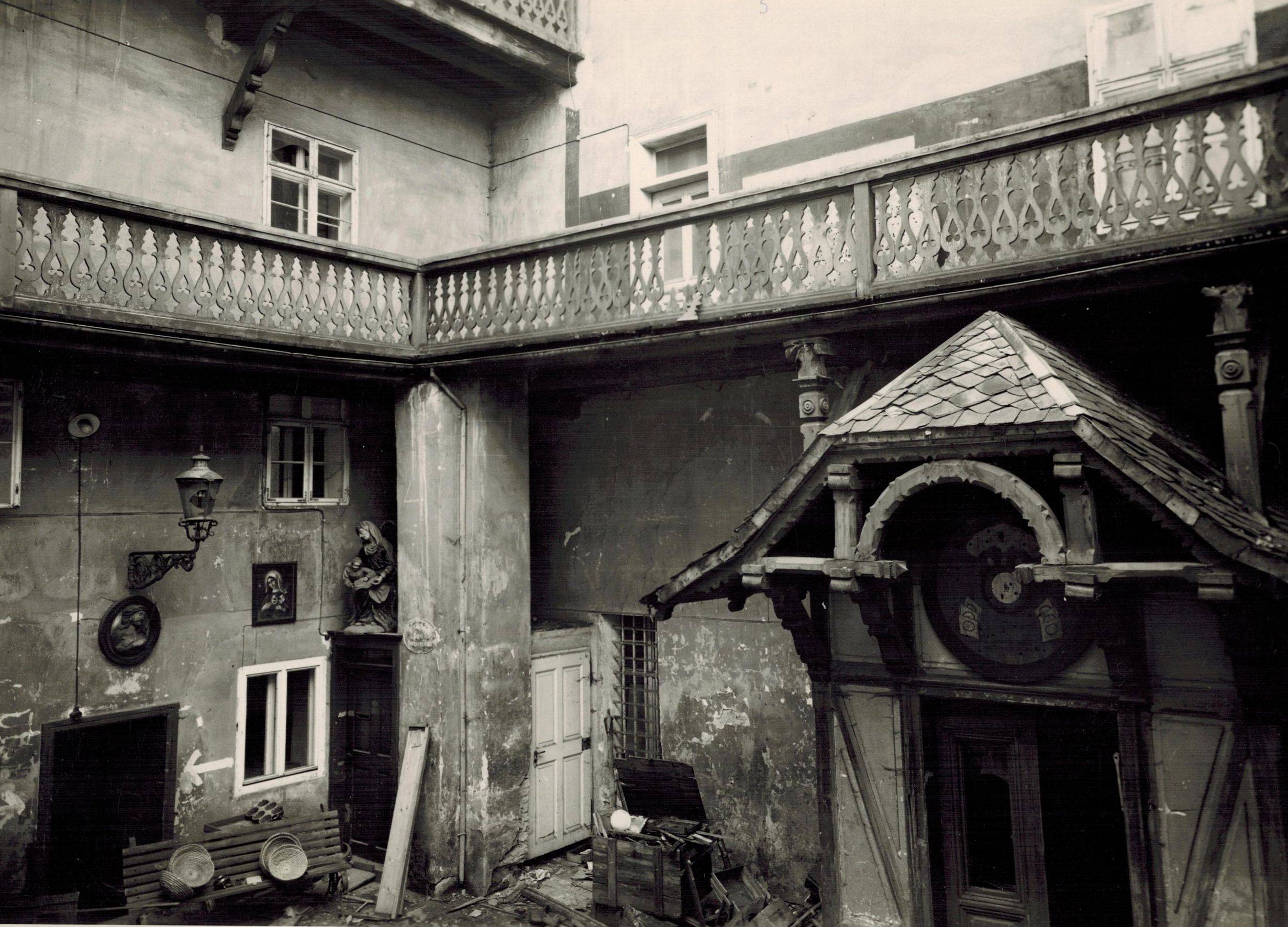 Nádvoří Vodní tvrze v roce 1951.
