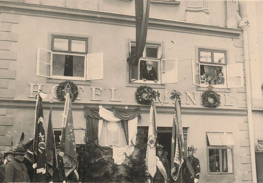 Dne 18. srpna 1935 se nejslavnější rodák do Vidnavy vrátil, aby zde odhalil vlastní pamětní desku. „Zúčastnil jsem se vlastního pohřbu,“ komentoval vtipně lékař (zdroj: SOkA Jeseník).