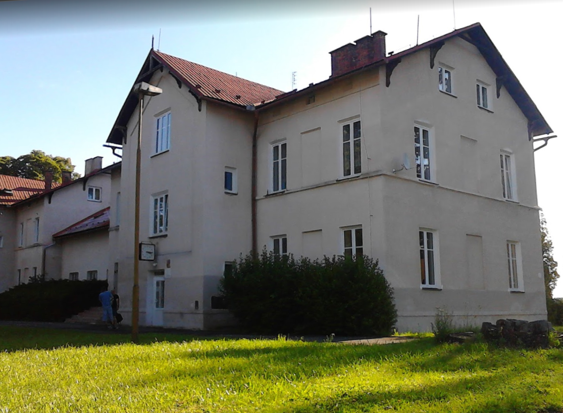 Původní dvoupatrová budova rolnické školy v Horních Heřmanicích, nyní Penzion SOUz (zdroj jk-horni-hermanice.webnode.cz).