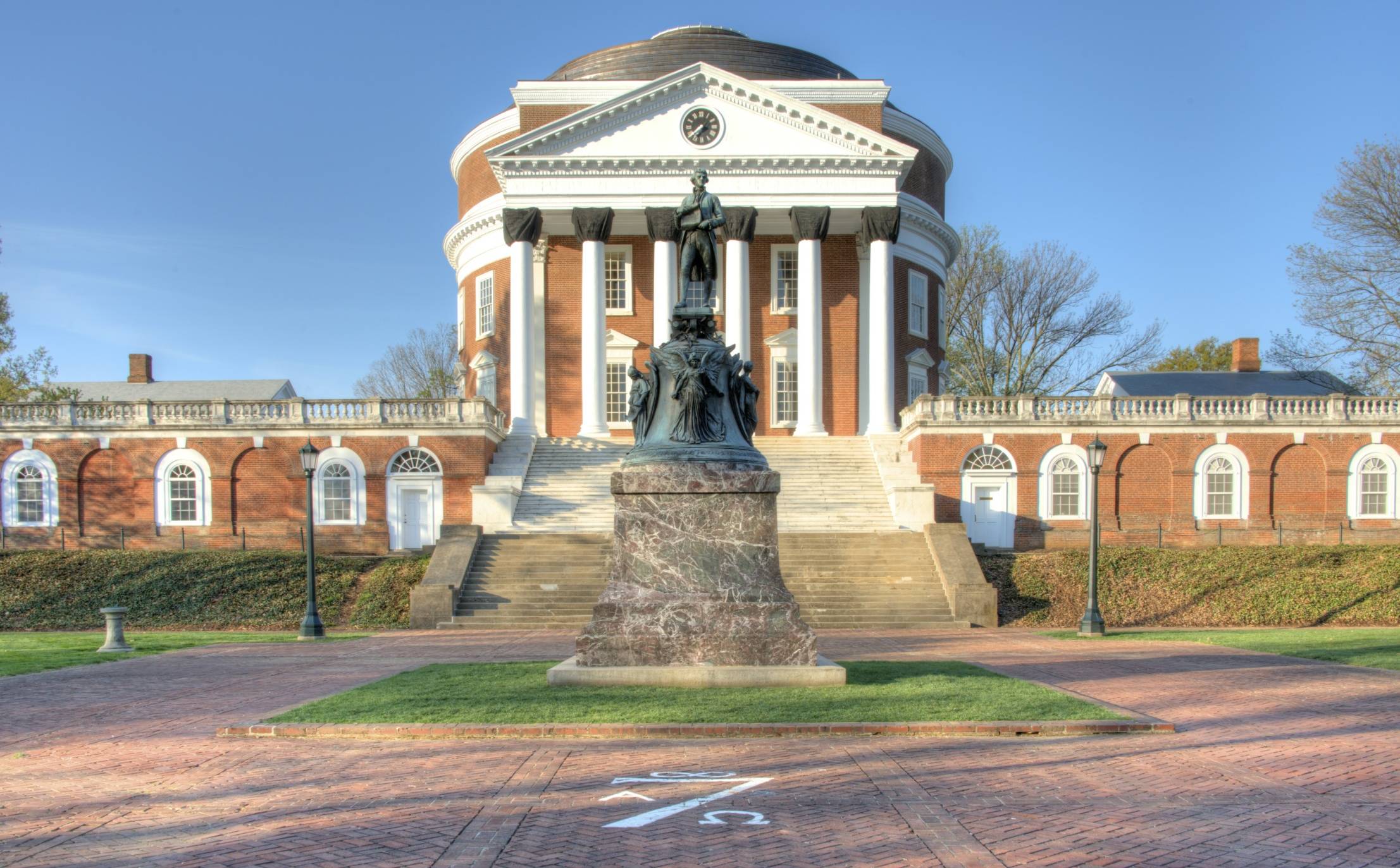 Budova virginské univerzity založené v roce 1819 Thomasem Jeffersonem, třetím prezidentem USA, jehož sochu vidíme v popředí (zdroj: Wikipedia).
