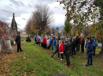 Vlastivědná vycházka na hřbitov měla rekordní účast