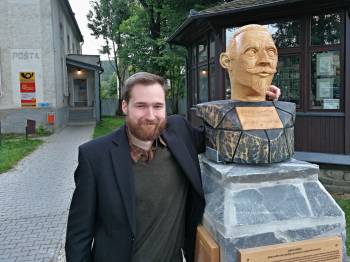 Vrbenské centrum zkrášlila dřevěná busta Josefa Lowaga