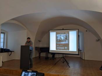 Co neprojde dveřmi depozitářů