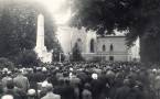 Odhalení památníku za účasti obyvatel města, 1935