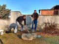 Odborní pracovníci VMJ, archeolog Milan Rychlý a geolog Martin Hanáček hloubí díru pro umístění pamětního kamene.