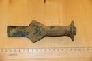 Fragment meče z doby bronzové v nálezovém stavu.