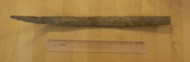 Fragment meče z doby bronzové v nálezovém stavu.