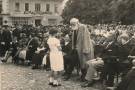 Dne 18. srpna 1935 se nejslavnější rodák do Vidnavy vrátil, aby zde odhalil vlastní pamětní desku. „Zúčastnil jsem se vlastního pohřbu,“ komentoval vtipně lékař (zdroj: SOkA Jeseník).