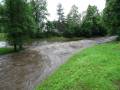 Černý potok s hladinou na úrovni 2,5 m vtéká do Vidnávky nedaleko koupaliště ve Velké Kraši. 20. 6. 2020. Foto: M. Hanáček.