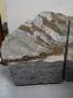 Kontakt granodioritu (spodní tmavá část) a mramoru (svrchní šedá část) s granáty (červené hessonity). Horninový kontakt a minerály instruktivně vynikají na vybroušené a naleštěné ploše. Foto: M. Hanáček.