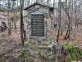 Současná podoba kamenného pomníku vystavěného na památku zabitého nadlesního Leischnera, který najdete v lese nad Širokým Brodem. Foto: Matěj Matela