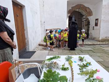 Na nádvoří Vodní tvrze se děti setkaly s hodnou čarodějnicí a babkou kořenářkou.