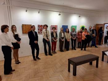 Výstavy abstraktních obrazů zahájeny