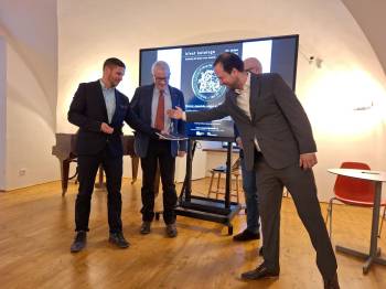 Křest katalogu Historie Jesenicka ražená do kovu