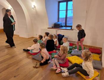 Hravé čtení s Hanou Nevrlou v Rytířském sále