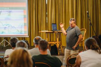 Stín ztracené. Sbírka na pomník dívce z Javorníku, kterou zahubila pověra