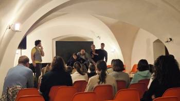 Divadelní večer plný smíchu s olomouckou improvizační skupinou Olivy