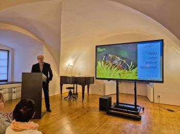 Vypadá jako včela, ale není to včela... Přednáška o opylovačích ve Vodní tvrzi