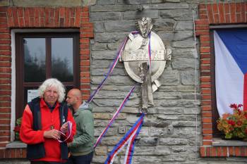 U narozenin Jiřího chaty na Šeráku a odhalení pamětní desky nechybělo ani jesenické muzeum